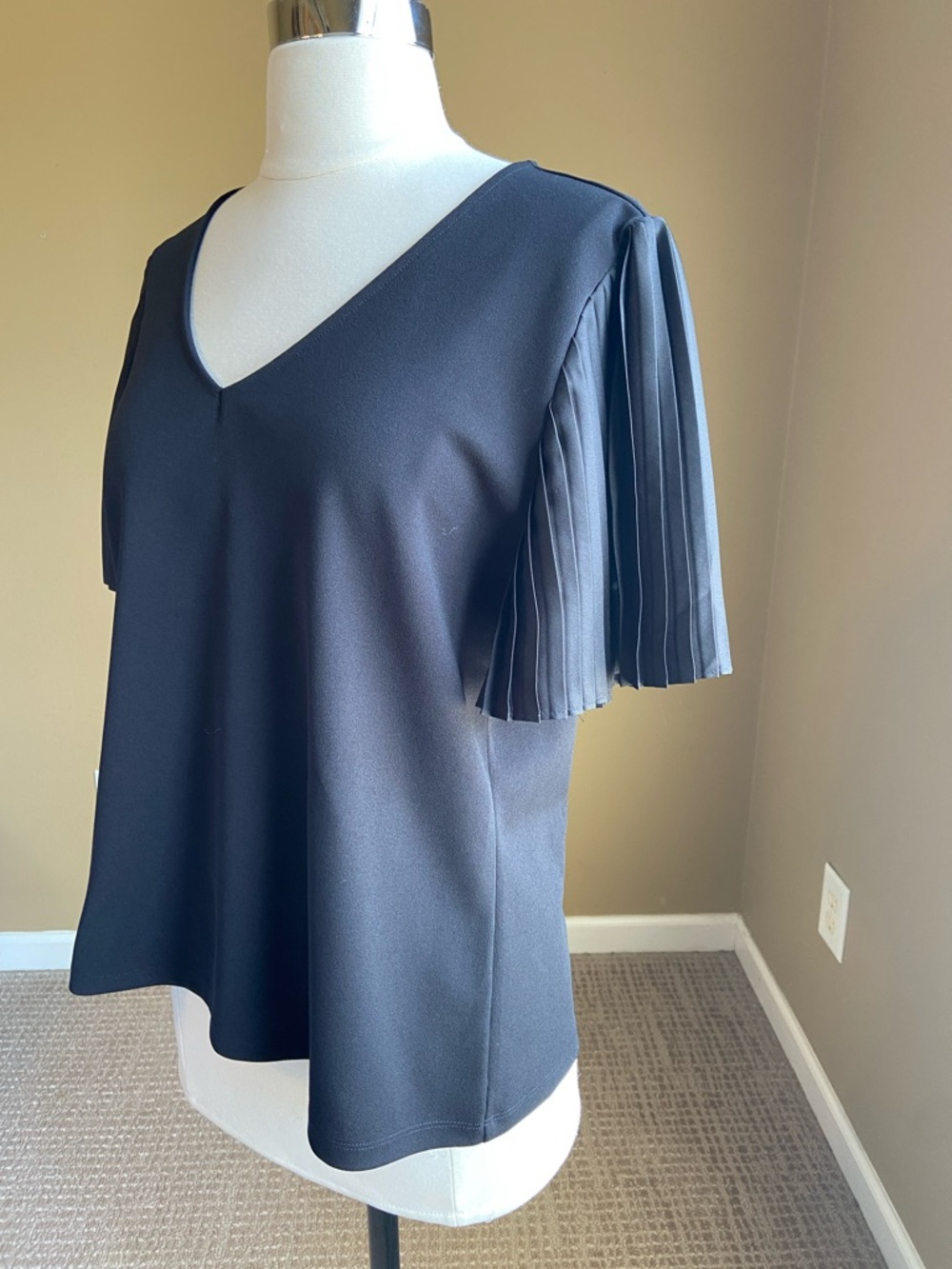 Ann Taylor Women's Black V-Neck Pleated Sleeve‎ Blouse, Size Large,Office Wear